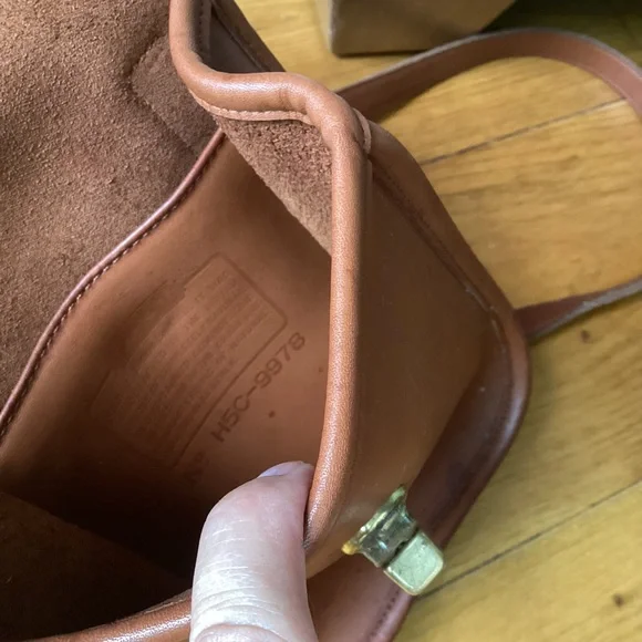 Vintage COACH Crossbody bag. Perfect for phone, wallet, lipstick . - Picture 3 of 5